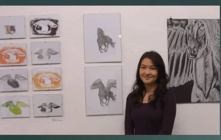 Tanja mit Zeichnungen und Hochdrucken von Meerschweinchen und Pferden mit Flügeln