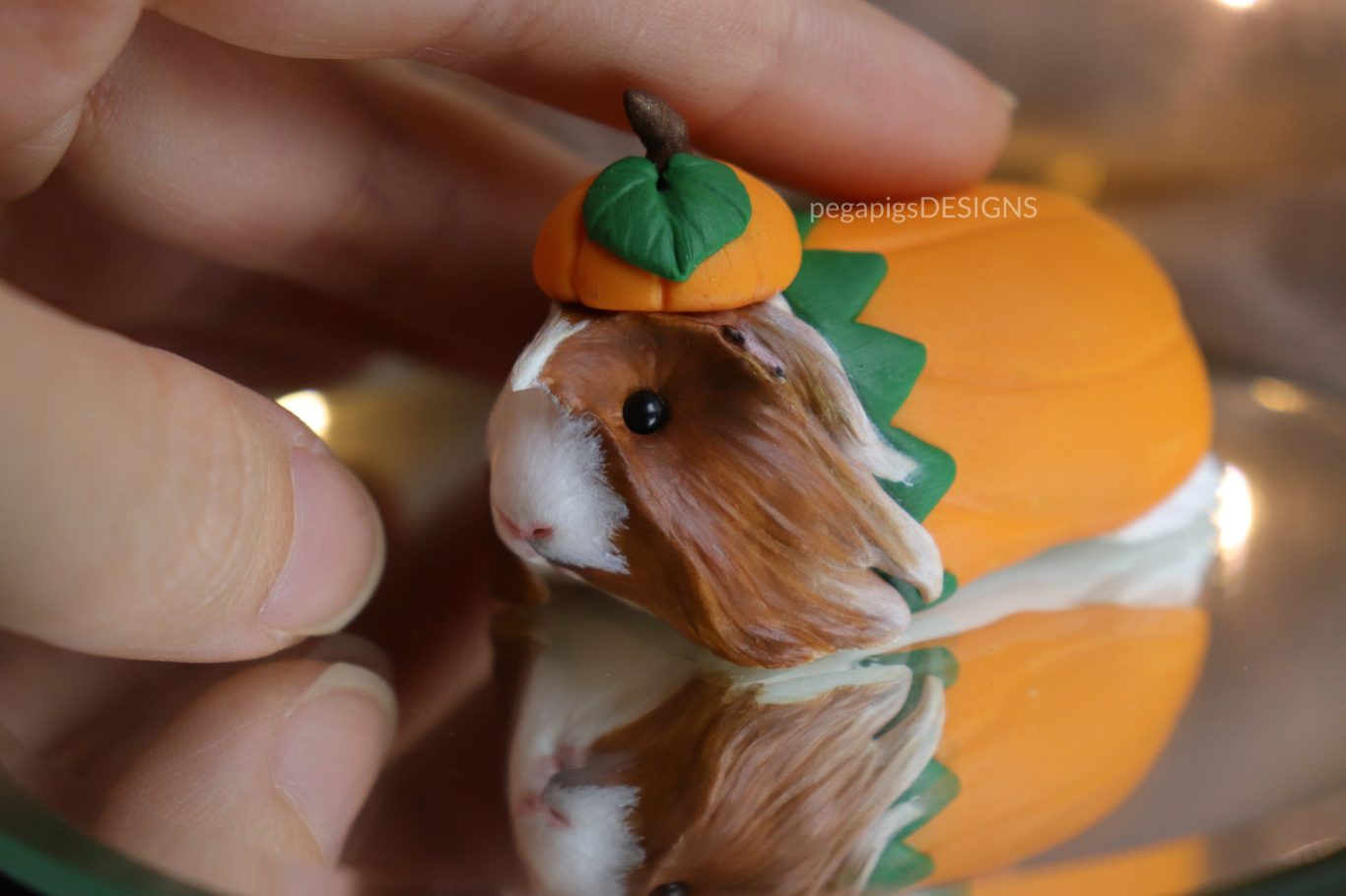 Basic Langhaariges Meerschweinchen als Miniatur Skulptur mit Kürbiskostüm