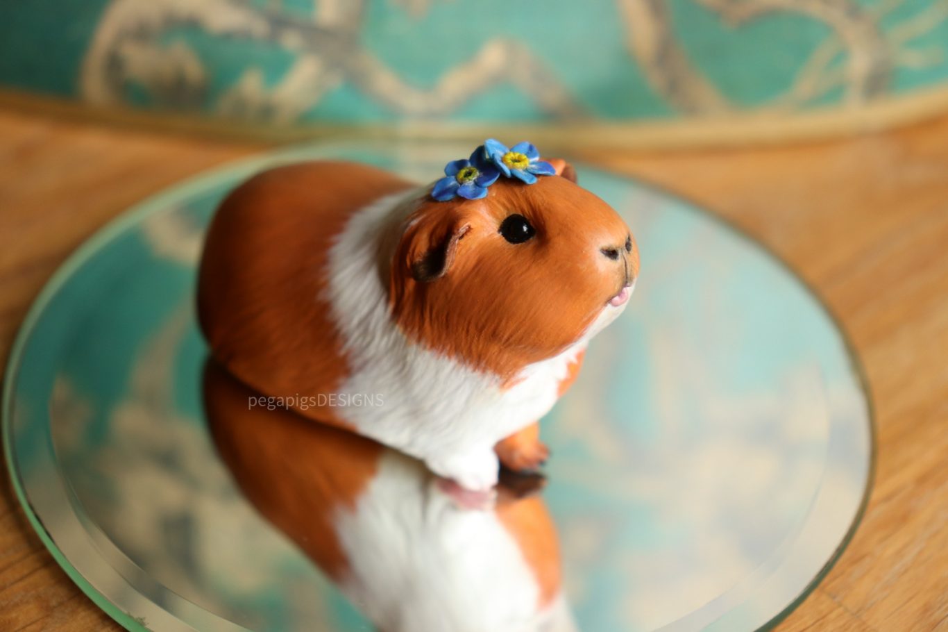 Premium Meerschweinchen Figur in weiß und rotbraun mit Miniatur Vergissmeinnicht auf dem Kopf