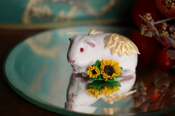 Weiße Meerschweinchen Skulptur mit goldenen Flügeln und Miniatur Sonnenblumen