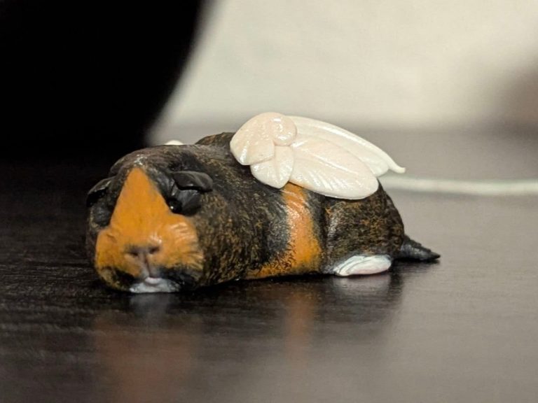 Dreifarbige Miniatur Meerschweinchenfigur mit Flügeln