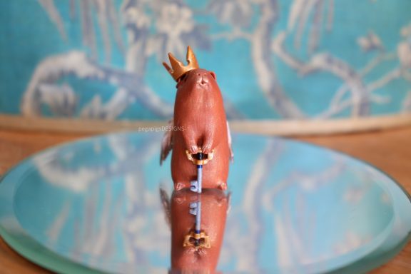 Meerschweinchen Figur mit dem Thema Kingdom Hearts mit Krone und Schlüssel.