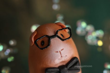 Meerschweinchen Figur mit schwarzer Brille