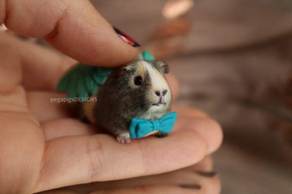 Meerschweinchen Figur mit blauer Fliege und Flügeln