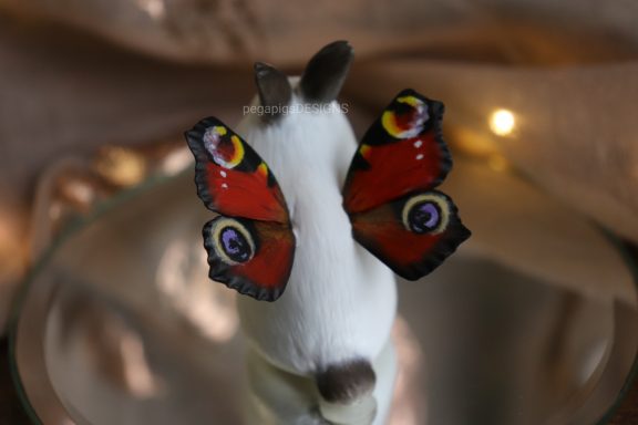 Kaninchen mit Schmetterlingsflügeln, angemalt wie die eines Pfauenauges
