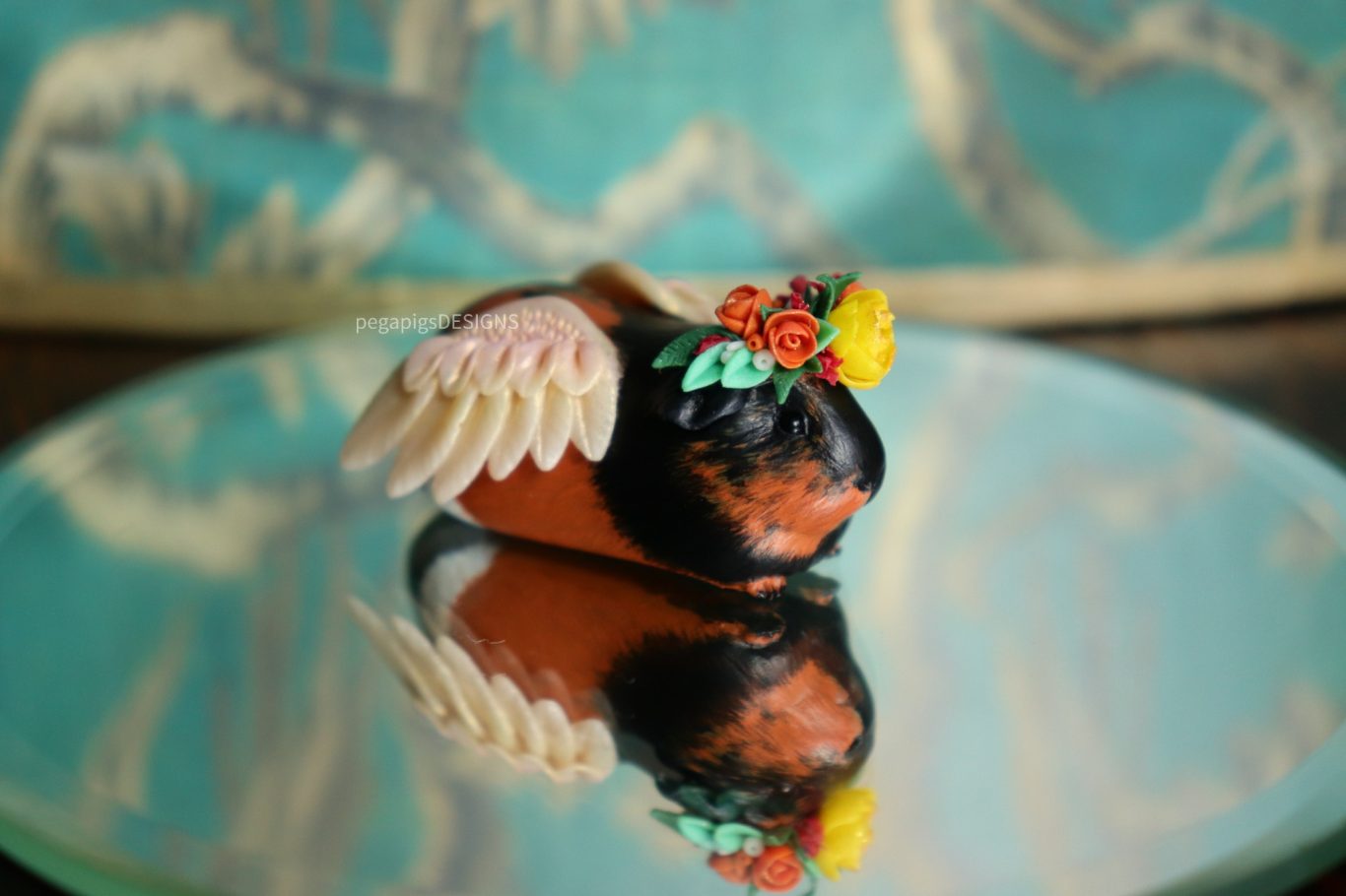 Premium Mehrfarbige Meerschweinchen Figur mit Blumenkrone und Flügeln