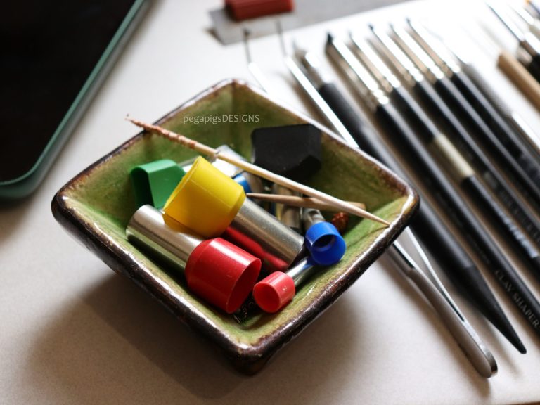 Schälchen mit Ausstechern für Modelliermasse