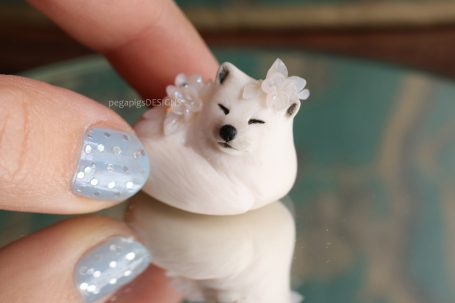 Miniatur Figur eines Polarfuches mit Blumen