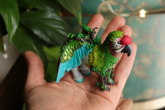 Originale Hippogei Skulptur von pegapigsDESIGNS. Papageikopf mit Pferdehinterteil und Waldelementen.