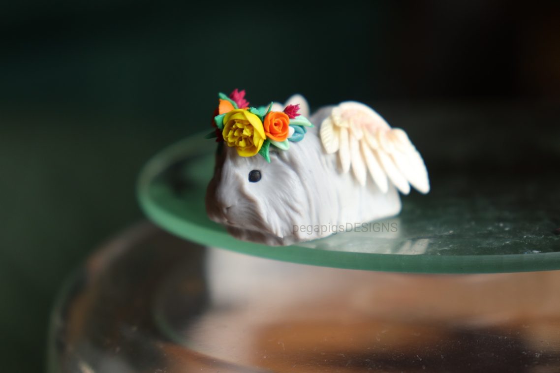 Langhaarige Meerschweinchen Skulptur mit Flügeln und Blumenkrone vor der Bemalung