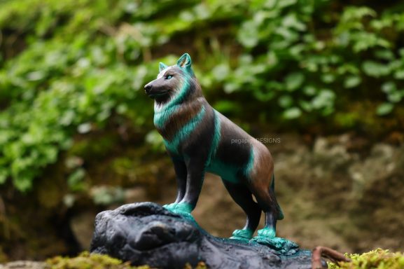 Fantasy Wolf Skulptur in dunkelbraun mit türkisen Highlights