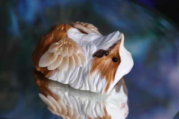 Miniatur Meerschweinchen Figur eines Langhaarigen Meerschweinchens mit Flügeln