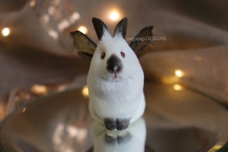 Weiße Kaninchen Skulptur mit Flügeln