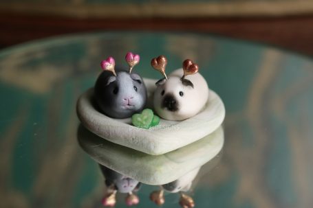 Mini Meerschweinchen Figuren mit Herz-Antennen in einem Herzbettchen und herzförmigen Gurkenscheiben.