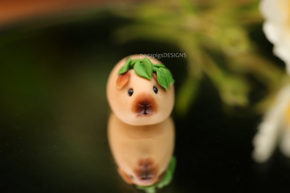 Mini Meerschweinchen Figur in Cali Beige mit Blättern auf dem Kopf