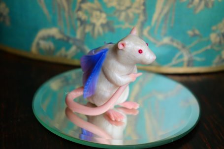 Fantasy Rattenfigur mit blauen Feenflügeln