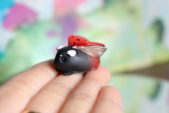 Meerschweinchen Figur als Marienkäfer