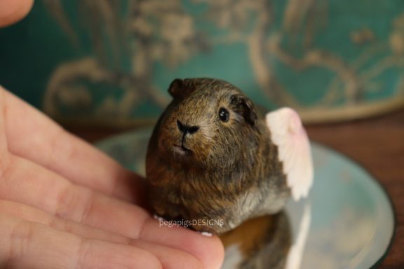 Braune Agouti Meerschweinchen Skulptur mit Flügeln