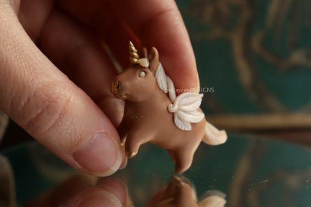 Pony Miniaturfigur mit goldenem Horn