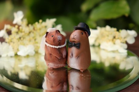 Meerschweinchen Hochzeitspaar Figuren mit Perlenkette, Fliege und Zylinder
