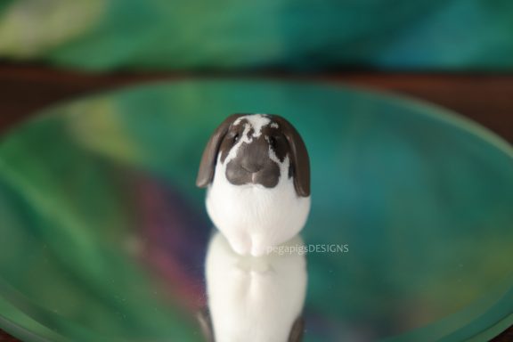 Weiß-graue Kaninchen Figur