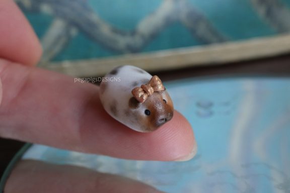 Mini Dalmatiner Meerschweinchen Skulptur mit Schleife auf dem Kopf