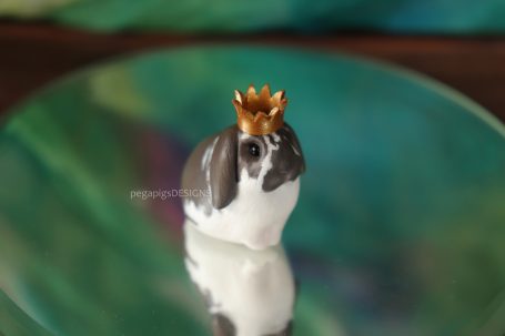Grau-weißes Kaninchen mit Krone als Miniatur Skulptur