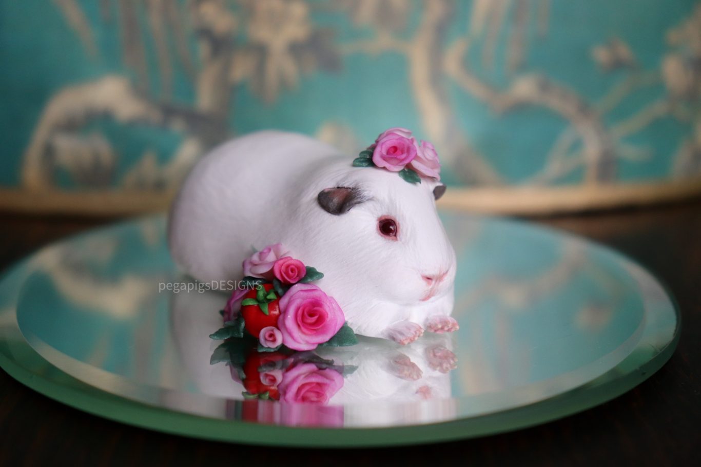 Premium Weiße Meerschweinchen Figur mit rosa Rosen