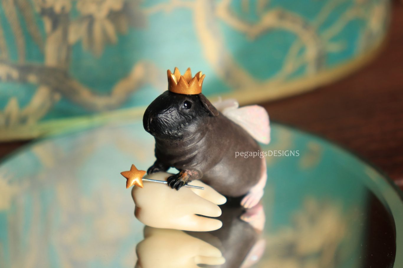 Premium Skinny Zahnfee Meerschweinchen als Miniatur Skulptur mit Krone und einem modellierten Zahn