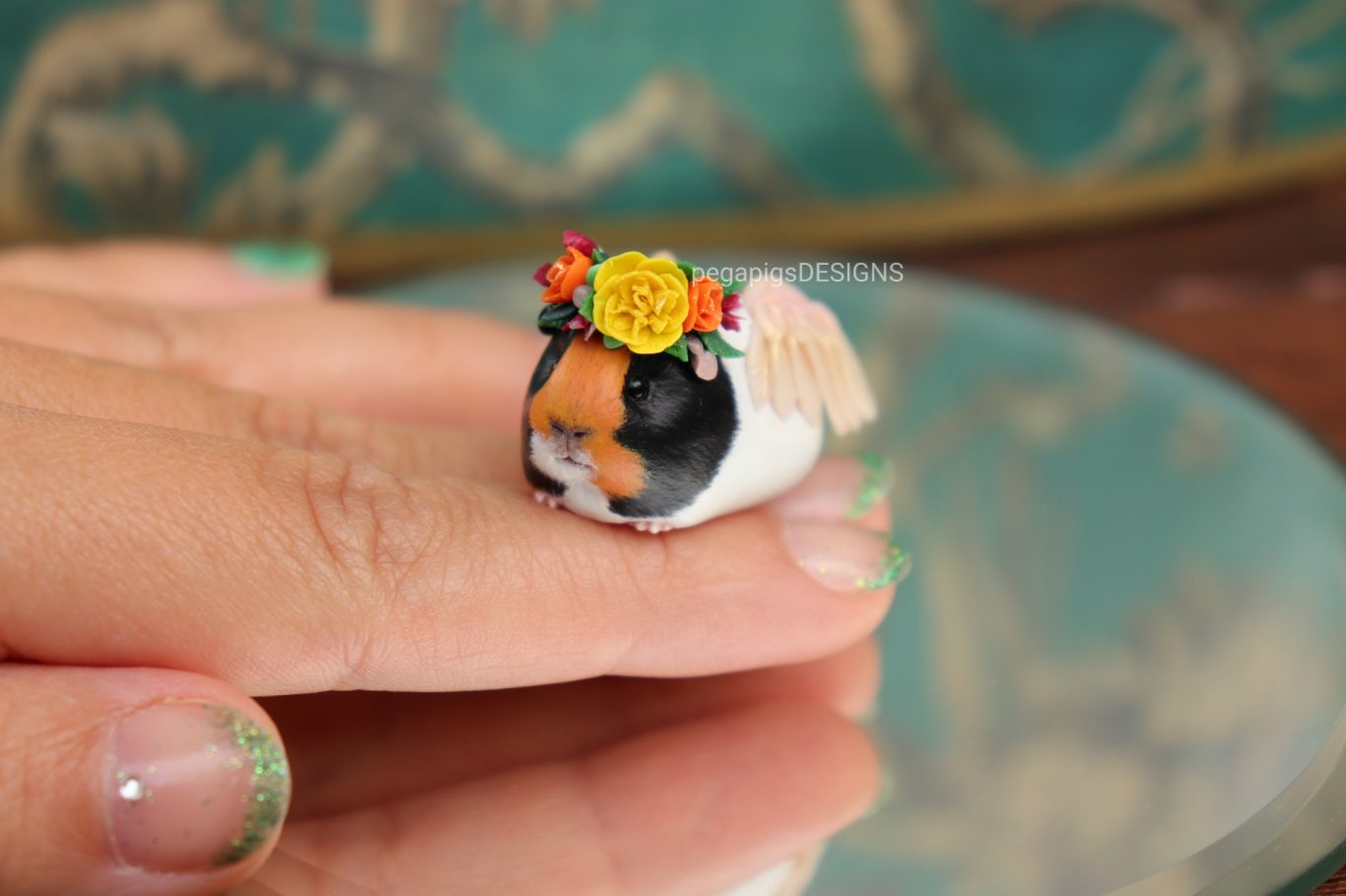 Premium Dreifarbige Meerschweinchen Figur mit Blumenkrone in gelb und orange