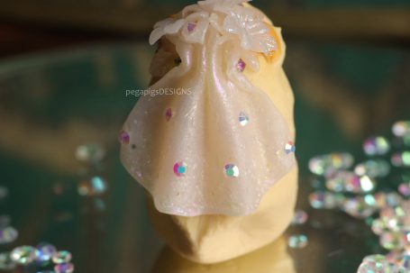 Figur von hinten mit einem weißen Umhang mit Strasssteinchen