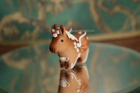 FIMO Miniaturfigur eines Lebkuchen-Ponys 