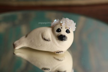 Weiße Babyseerobbenfigur mit Blumenkrone