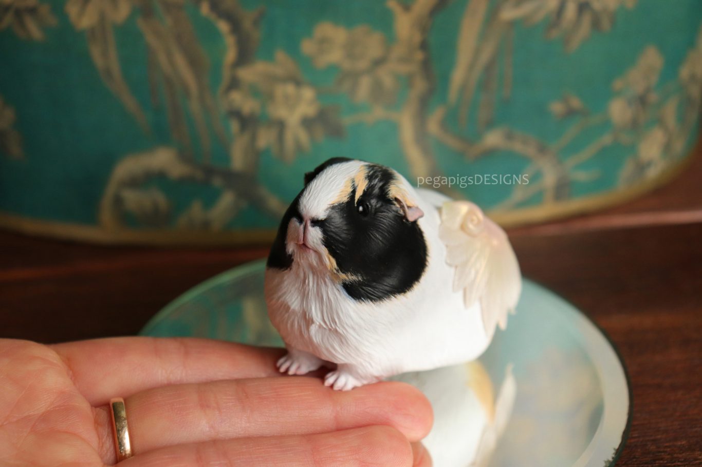Premium Schwarz und weißes Meerschweinchen als Miniatur Skulptur mit Flügeln
