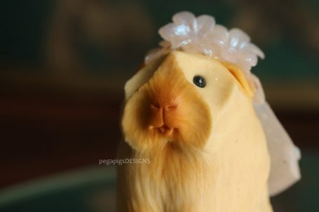 Vanille-farbige Meerschweinchen Figur mit hellen Blüten