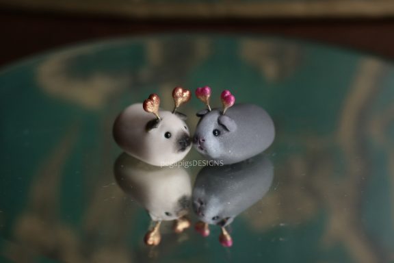 Weiße und graue Meerschweinchen Figuren mit Herzchen Antennen