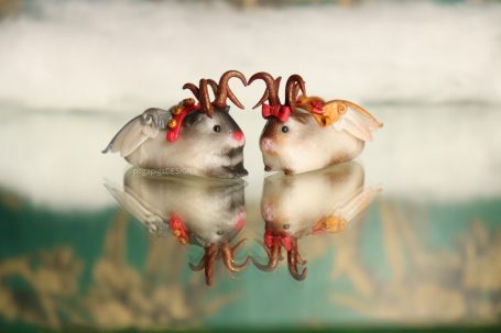 Zwei Pegaschweinchen Figuren mit Hörnern, die zusammen ein Herz formen